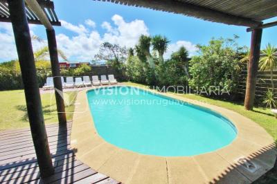 Espectacular Casa en Punta del Diablo a pasos del mar; piscina climatizada, barbacoa, chillout.