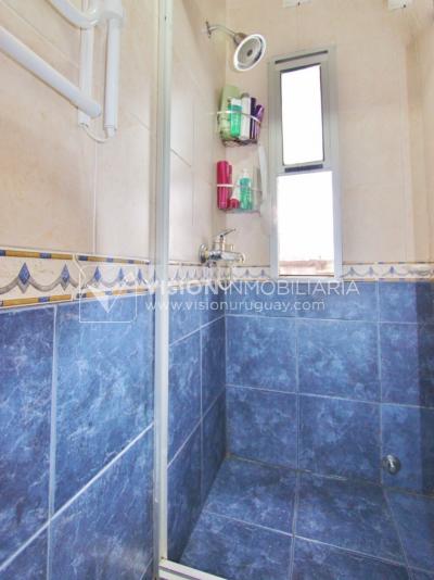 Apartamento con Renta al frente sobre Av. 8 de Octubre casi Propios, en 5to Piso, 3 dormitorios y 1 baño, impecable