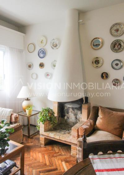 Apartamento en Pocitos, 2 dormitorios y 1 baño, Al Frente, 400 mts de Rambla, con Estufa a Leña y con Balcón - U$ 175.000