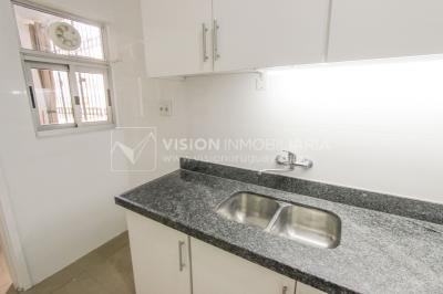 Apto Pocitos esq. Rambla, 3 Dorm 2 Baños, Cocina definida, 2do Piso al Frente, Garaje.