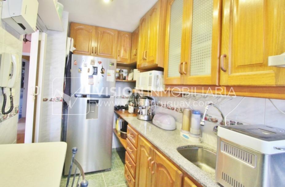 Apartamento con Renta al frente sobre Av. 8 de Octubre casi Propios, en 5to Piso, 3 dormitorios y 1 baño, impecable-21
