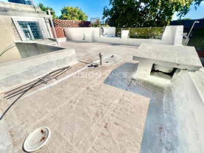 Apartamento Duplex en Venta ideal Renta. Al frente, 4 Dormitorios y 2 Baños, La Unión sobre Av. 8 de Octubre, Piso 1 por escalera, reciclado, impecable para entrar ya. 204 m2 totales 111 m2 interiores + 93 m2 Terrazas. Parrillero.