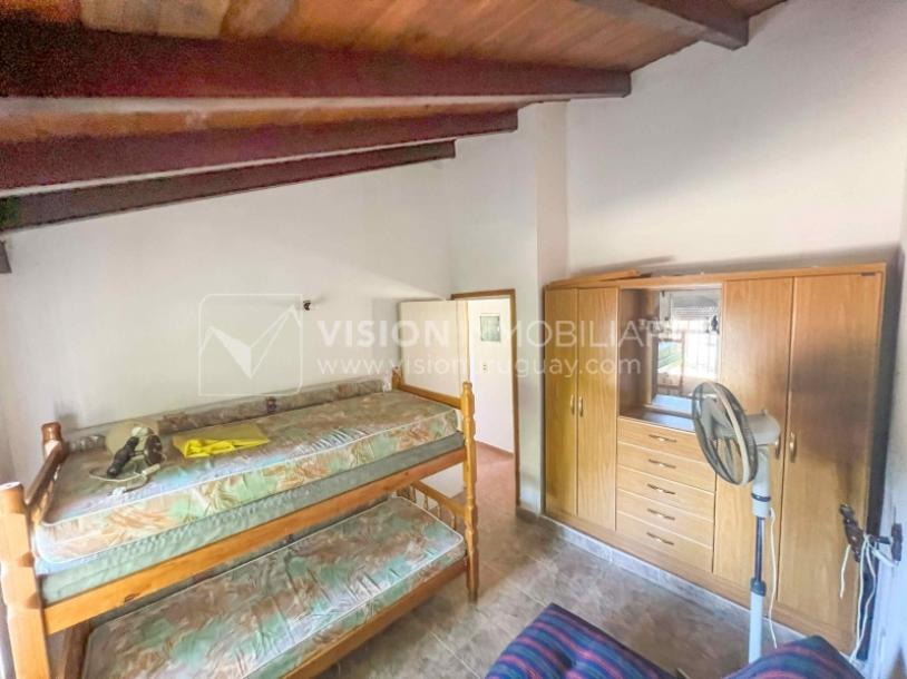 Venta de Casa en Santa Lucia del Este: 2 Dorm. y Baño, más Apto. 1 Dorm. y Baño. Estufa a Leña, Parrillero, Jardín, Fondo, Cochera Porsche, Cerco. 554 m2 de Terreno, 125 m2 construidos. a 150 mts de la Rambla. Se vende Totalmente Amueblada y Equipada-35