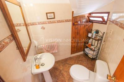 Casa moderna 2 dorm, 2 baños, 409 m2 terreno y 157m2 construidos, Fortin de Santa Rosa, con buen fondo y barbacoa, Garaje.