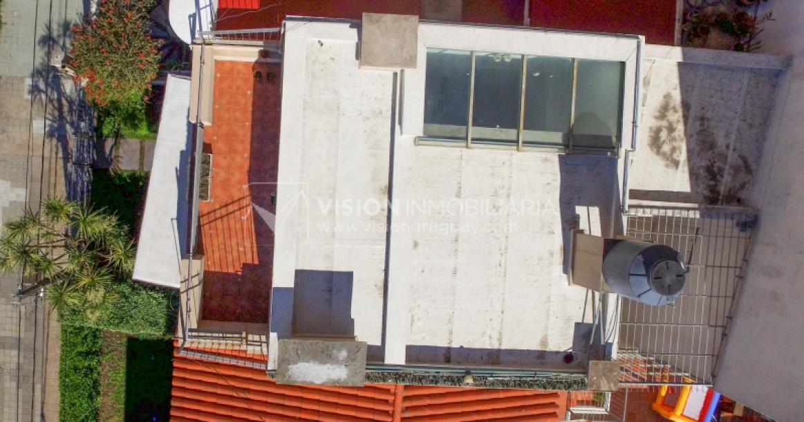 Casa inmaculada, reciclaje gran nivel, diseño y confort, Padrón Único, Punta Carretas; 3 dorm y 3 baños, barbacoa cerrada y terraza al frente, patio interior, 202 m2 construidos. A 20 mts. de Rambla, vista lateral al mar.-106