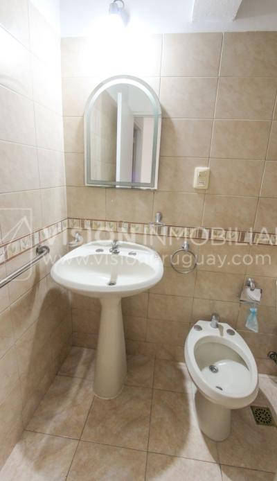 Apto. 1 Dorm. divino punto en Pocitos, a 200m de Rambla, 34m2. Alquiler $26.000 / GC $3500