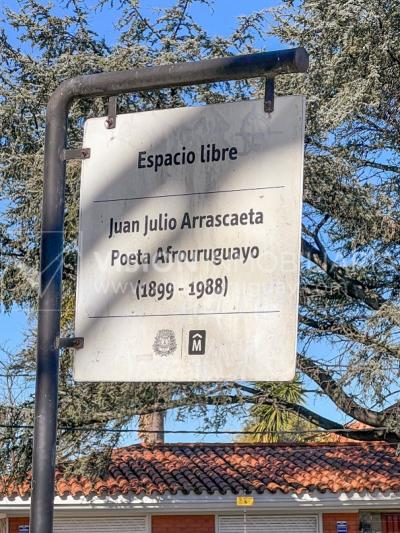 Casa en Venta de 3 Dormitorios, 2 Baños, Garaje, Jardín y Patio. 130 m2 construidos en Propiedad Horizontal -padrón de 290 m2-, en Malvín Sur a 50 mts. de Plaza Italia. U$ 220.000