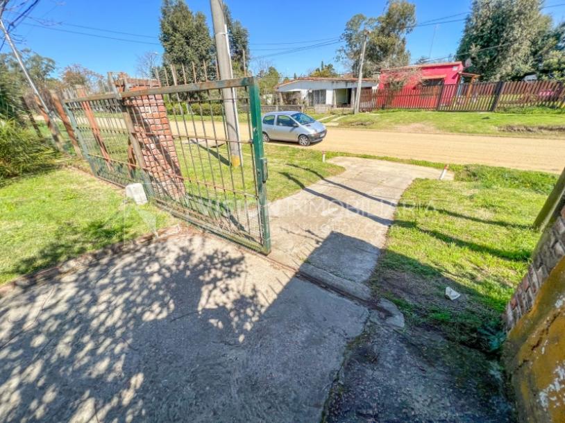 Venta conjunta de Dos Casas independientes en un gran terreno de 622 m2, una de 2 Dormitorios y 1 Baño, la otra de 1 Dormitorio y 1 Baño, Parrillero, Garaje. Barrio Español del balneario Atlántida, 8 cuadras al Norte de la Interbalnearia por Ruta 11.-14