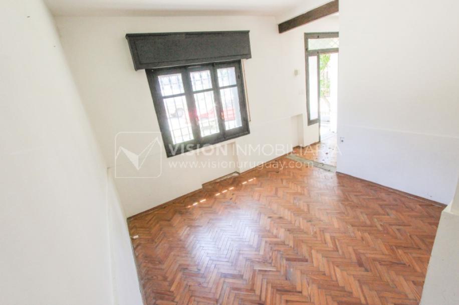 Padrón Único de 280 m2 en Punta Carretas a 50 mts. de Rambla. 132 m2 construidos. Ideal para proyectar su casa, edificio de 3 o 4 pisos, empresa, local gastronómico o restaurante, clínica, instituto u otro. Originalmente 2 dorm y 2 baños, garaje, pat-12