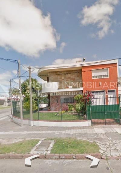 Casa en Venta de 3 Dormitorios, 2 Baños, Garaje, Jardín y Patio. 130 m2 construidos en Propiedad Horizontal -padrón de 290 m2-, en Malvín Sur a 50 mts. de Plaza Italia. U$ 220.000