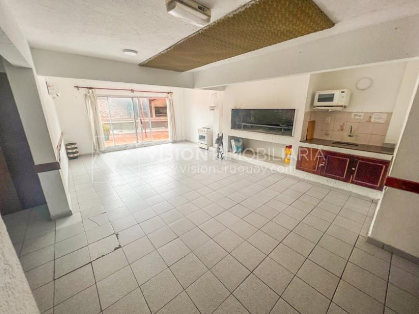 Apartamento con Renta en Venta al frente 2 Dormitorios 2 Baños, La Blanqueada, Av. 8 de Octubre, en Piso 3. Semiequipado. Amenities: 3 Parrilleros, gran Patio Juegos para Niños. Portería y Vigilancia-80