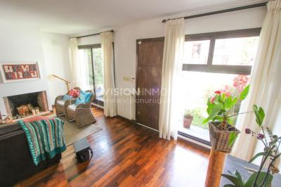 Casa inmaculada, reciclaje gran nivel, diseño y confort, Padrón Único, Punta Carretas; 3 dorm y 3 baños, barbacoa cerrada y terraza al frente, patio interior, 202 m2 construidos. A 20 mts. de Rambla, vista lateral al mar.