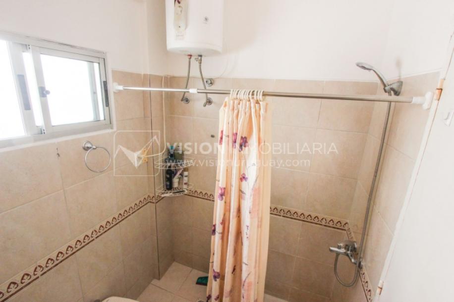 Apartamento en Pocitos, 2 dormitorios y 1 baño, Al Frente, 400 mts de Rambla, con Estufa a Leña y con Balcón - U$ 175.000-32