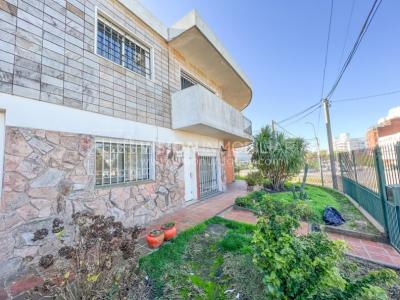Casa en Venta de 3 Dormitorios, 2 Baños, Garaje, Jardín y Patio. 130 m2 construidos en Propiedad Horizontal -padrón de 290 m2-, en Malvín Sur a 50 mts. de Plaza Italia. U$ 220.000