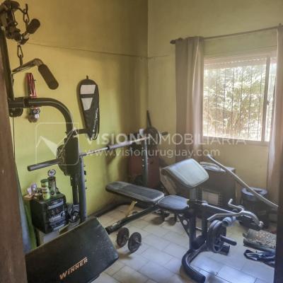 Venta de Casa / Chacra en Lagos del Norte, Rivera. 1.769 m2 de Terreno y 137 m2 Construidos. Piscina. Casa en una planta, Construcción Tradicional con Tejas. 4 dormitorios y 2 baños completos. Gran estufa a Leña. U$ 115.000 dólares