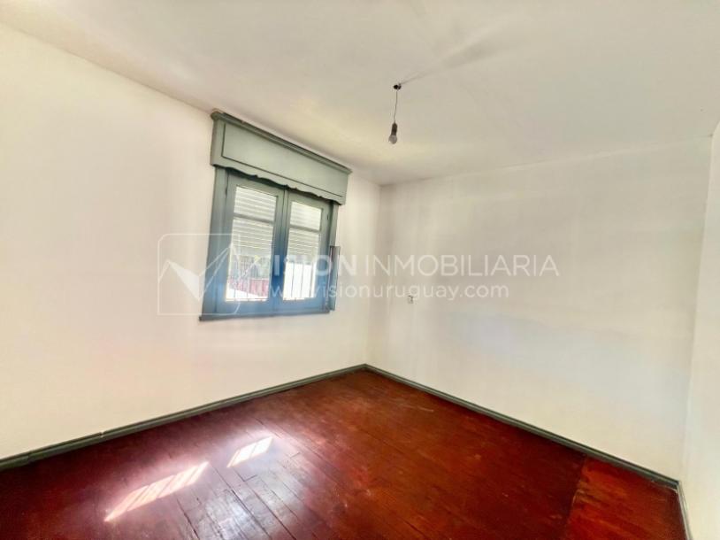 Apartamento Duplex en Venta ideal Renta. Al frente, 4 Dormitorios y 2 Baños, La Unión sobre Av. 8 de Octubre, Piso 1 por escalera, reciclado, impecable para entrar ya. 204 m2 totales 111 m2 interiores + 93 m2 Terrazas. Parrillero.-19