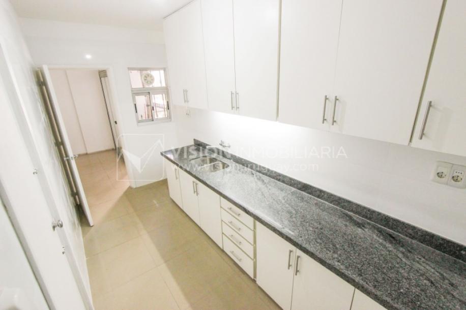 Apto Pocitos esq. Rambla, 3 Dorm 2 Baños, Cocina definida, 2do Piso al Frente, Garaje.-7
