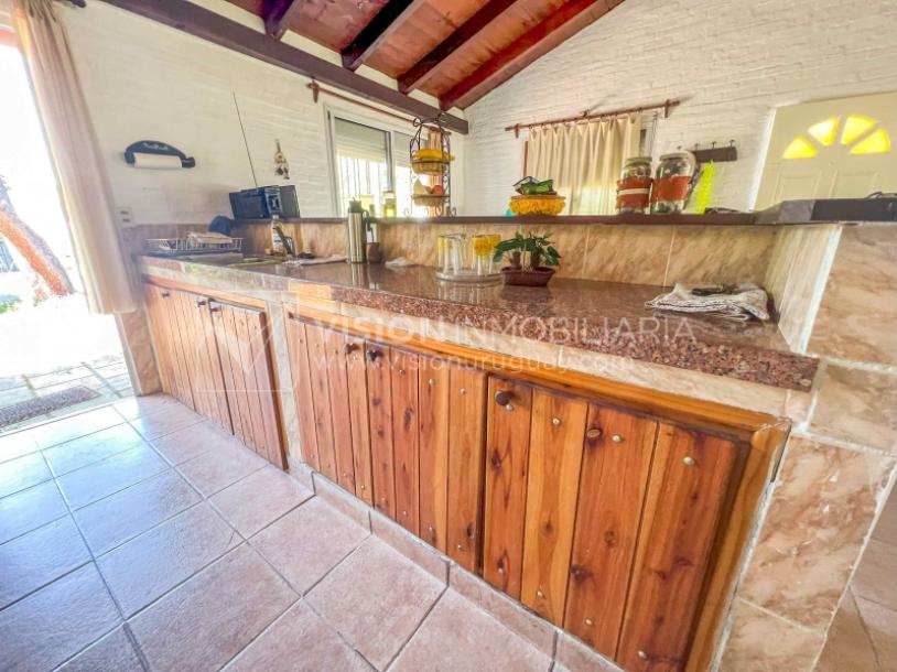 Venta de Casa en Santa Lucia del Este: 2 Dorm. y Baño, más Apto. 1 Dorm. y Baño. Estufa a Leña, Parrillero, Jardín, Fondo, Cochera Porsche, Cerco. 554 m2 de Terreno, 125 m2 construidos. a 150 mts de la Rambla. Se vende Totalmente Amueblada y Equipada-25