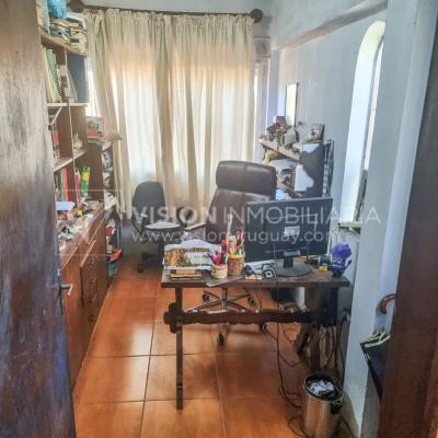Venta de Casa / Chacra en Lagos del Norte, Rivera. 1.769 m2 de Terreno y 137 m2 Construidos. Piscina. Casa en una planta, Construcción Tradicional con Tejas. 4 dormitorios y 2 baños completos. Gran estufa a Leña. U$ 115.000 dólares