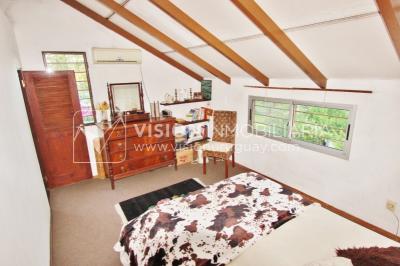 Chacra de 15 hás con el confort de hermosa casa reciclada, barbacoa y piscina climatizada.