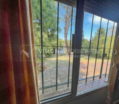 Venta de Casa en Santa Lucia del Este: 2 Dorm. y Baño, más Apto. 1 Dorm. y Baño. Estufa a Leña, Parrillero, Jardín, Fondo, Cochera Porsche, Cerco. 554 m2 de Terreno, 125 m2 construidos. a 150 mts de la Rambla. Se vende Totalmente Amueblada y Equipada