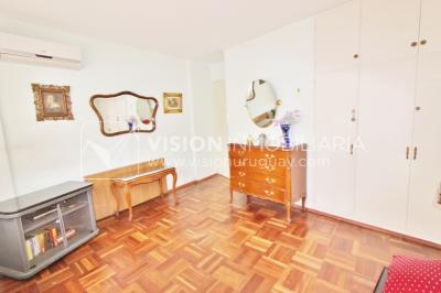Acogedor apartamento en Pocitos, 3 dormitorios y 2 baños, cocina definida, todo al frente.