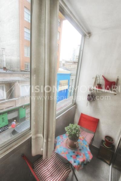 Apto. con Renta, 2 Dorm y 2 Baños, 63 m2, Cordón Sur, 2do Piso por Escalera, Parrillero compartido