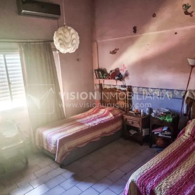 Venta de Casa / Chacra en Lagos del Norte, Rivera. 1.769 m2 de Terreno y 137 m2 Construidos. Piscina. Casa en una planta, Construcción Tradicional con Tejas. 4 dormitorios y 2 baños completos. Gran estufa a Leña. U$ 115.000 dólares