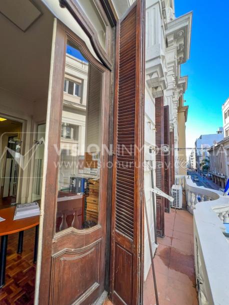 Oportunidad de Inversión: Venta de Mansión de 1905 de prestancia Señorial. Son 676 m2 en 2 plantas. Inmaculada, gran nivel. Amueblada. Ciudad Vieja. Terreno de 393 m2. Fachada de 10,5 mts. por calle Misiones. Protección Patrimonial grado 3 - U$ 507.1-47