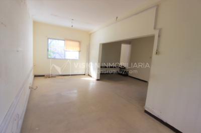 Padrón único de 641m2 en Pocitos con Casa de 13 ambientes, 302m2 construidos.