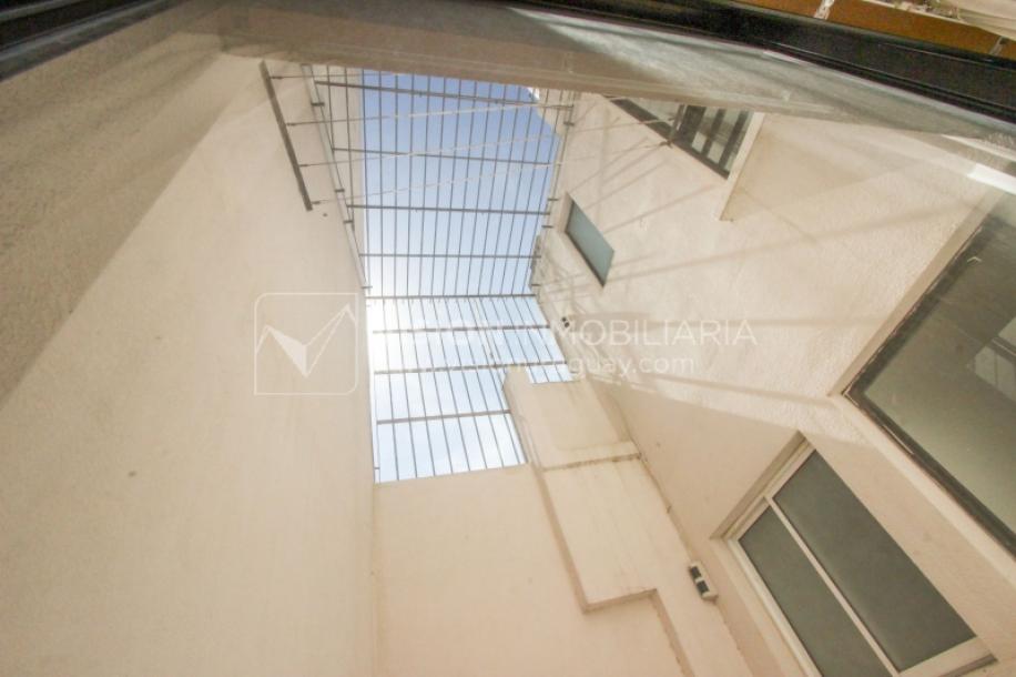 Casa inmaculada, reciclaje gran nivel, diseño y confort, Padrón Único, Punta Carretas; 3 dorm y 3 baños, barbacoa cerrada y terraza al frente, patio interior, 202 m2 construidos. A 20 mts. de Rambla, vista lateral al mar.-59