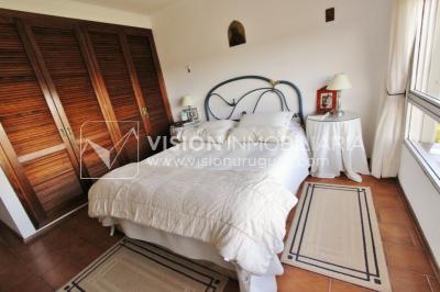 Apartamento en piso alto, 2 dorm. y servicio, muy amplios ambientes 118m2 con amenities y gran confort.