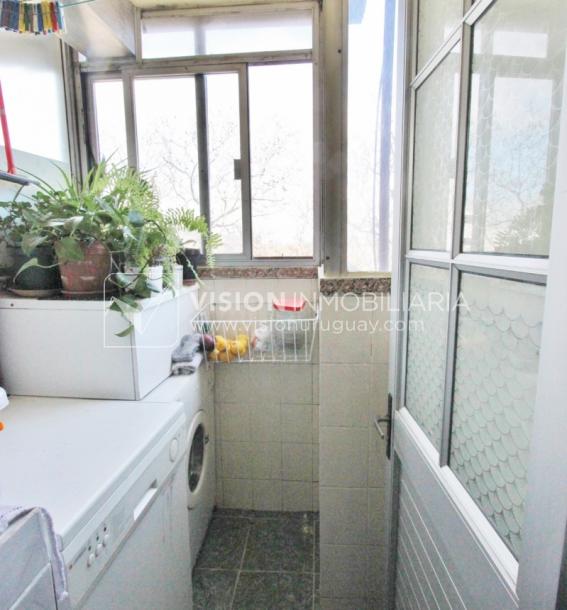 Apartamento con Renta al frente sobre Av. 8 de Octubre casi Propios, en 5to Piso, 3 dormitorios y 1 baño, impecable-15