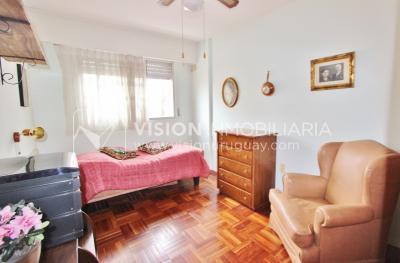 Acogedor apartamento en Pocitos, 3 dormitorios y 2 baños, cocina definida, todo al frente.