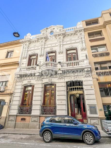 Oportunidad de Inversión: Venta de Mansión de 1905 de prestancia Señorial. Son 676 m2 en 2 plantas. Inmaculada, gran nivel. Amueblada. Ciudad Vieja. Terreno de 393 m2. Fachada de 10,5 mts. por calle Misiones. Protección Patrimonial grado 3 - U$ 507.1-1