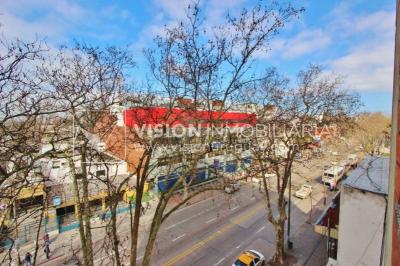 Apartamento con Renta al frente sobre Av. 8 de Octubre casi Propios, en 5to Piso, 3 dormitorios y 1 baño, impecable