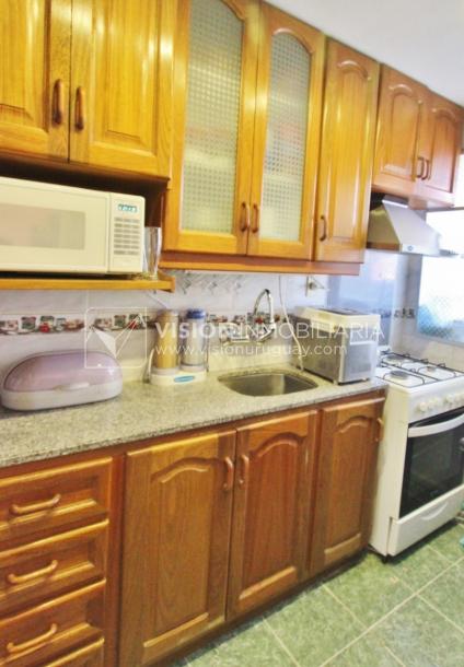 Apartamento con Renta al frente sobre Av. 8 de Octubre casi Propios, en 5to Piso, 3 dormitorios y 1 baño, impecable-13