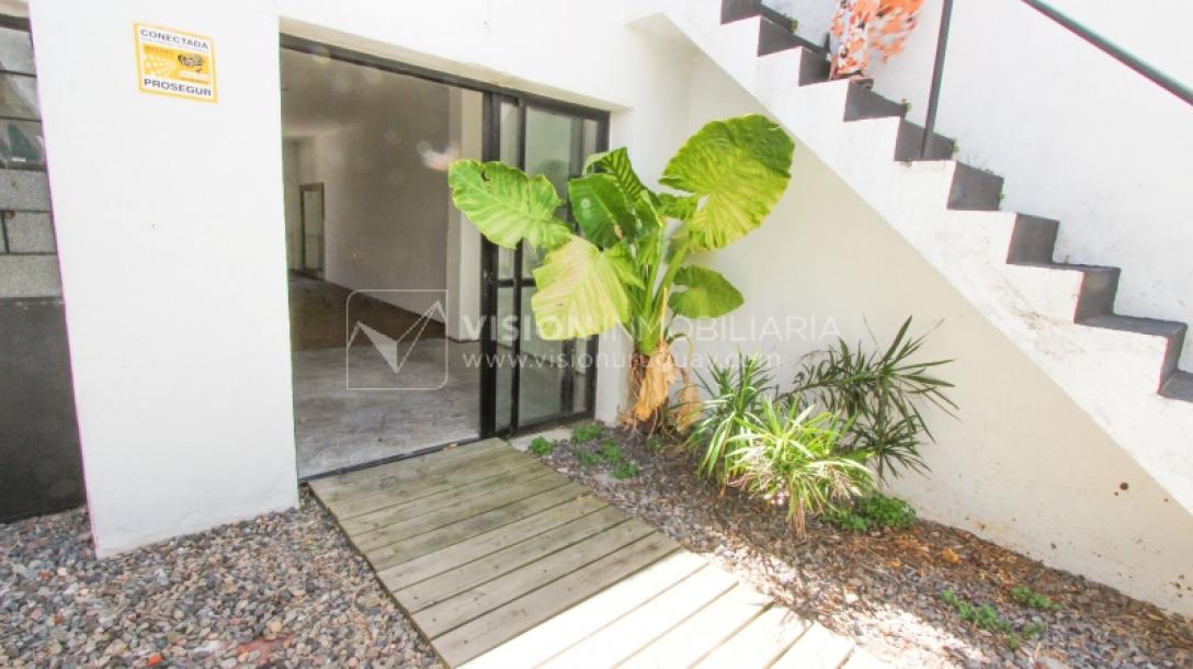 Padrón Único de 280 m2 en Punta Carretas a 50 mts. de Rambla. 132 m2 construidos. Ideal para proyectar su casa, edificio de 3 o 4 pisos, empresa, local gastronómico o restaurante, clínica, instituto u otro. Originalmente 2 dorm y 2 baños, garaje, pat-26