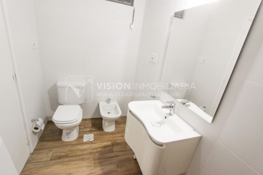 Apto Pocitos esq. Rambla, 3 Dorm 2 Baños, Cocina definida, 2do Piso al Frente, Garaje.-20