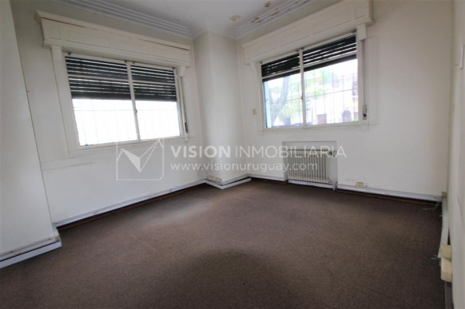 Padrón único de 641m2 en Pocitos con Casa de 13 ambientes, 302m2 construidos.-22