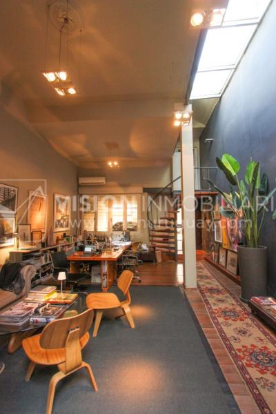 Casa de diseño, Padrón Único, Pocitos; 2 dorm en Suite, enorme salón doble altura, terreno 219 m2 con buen fondo y parrillero, 203 m2 construidos, Garaje.