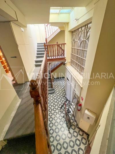 Oportunidad de Inversión: Venta de Mansión de 1905 de prestancia Señorial. Son 676 m2 en 2 plantas. Inmaculada, gran nivel. Amueblada. Ciudad Vieja. Terreno de 393 m2. Fachada de 10,5 mts. por calle Misiones. Protección Patrimonial grado 3 - U$ 507.1