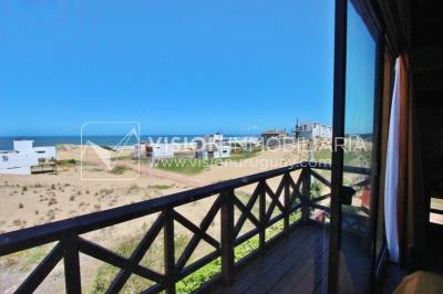Espectacular Casa en Punta del Diablo a pasos del mar; piscina climatizada, barbacoa, chillout.