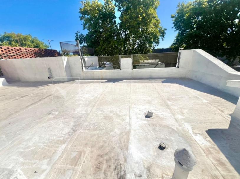 Apartamento Duplex en Venta ideal Renta. Al frente, 4 Dormitorios y 2 Baños, La Unión sobre Av. 8 de Octubre, Piso 1 por escalera, reciclado, impecable para entrar ya. 204 m2 totales 111 m2 interiores + 93 m2 Terrazas. Parrillero.-51