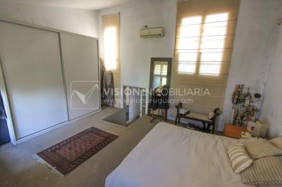 Casa de diseño, Padrón Único, Pocitos; 2 dorm en Suite, enorme salón doble altura, terreno 219 m2 con buen fondo y parrillero, 203 m2 construidos, Garaje.