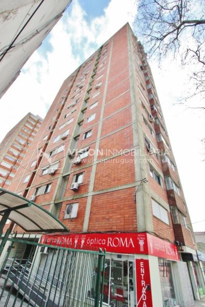 Apartamento con Renta al frente sobre Av. 8 de Octubre casi Propios, en 5to Piso, 3 dormitorios y 1 baño, impecable