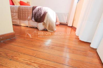 Casa inmaculada, reciclaje gran nivel, diseño y confort, Padrón Único, Punta Carretas; 3 dorm y 3 baños, barbacoa cerrada y terraza al frente, patio interior, 202 m2 construidos. A 20 mts. de Rambla, vista lateral al mar.