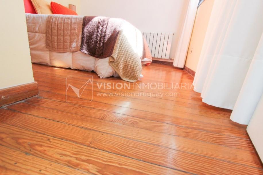 Casa inmaculada, reciclaje gran nivel, diseño y confort, Padrón Único, Punta Carretas; 3 dorm y 3 baños, barbacoa cerrada y terraza al frente, patio interior, 202 m2 construidos. A 20 mts. de Rambla, vista lateral al mar.-55