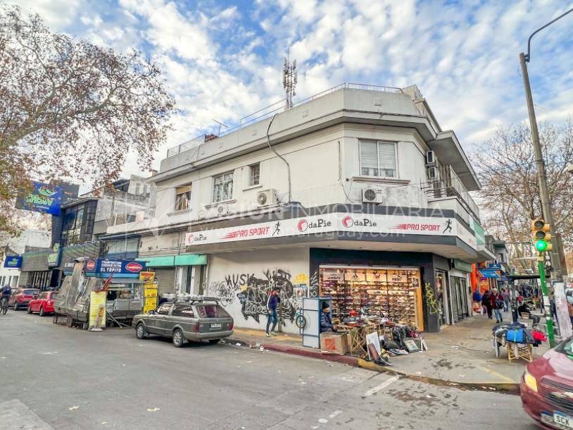 Apartamento Duplex en Venta ideal Renta. Al frente, 4 Dormitorios y 2 Baños, La Unión sobre Av. 8 de Octubre, Piso 1 por escalera, reciclado, impecable para entrar ya. 204 m2 totales 111 m2 interiores + 93 m2 Terrazas. Parrillero.-58