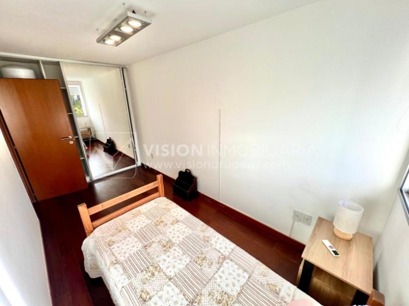 Apartamento en Venta en Pocitos / Punta Carretas.  Bajó de Precio!!  2 Dormitorios, uno en Suite con Vestidor.  2 Baños, Balcón, terminaciones Premium.  Se vende Amueblado. Tiene cómodo Garaje para 1 auto.  Piso 4 al frente.  Amenities: Barbacoa y Gy-52